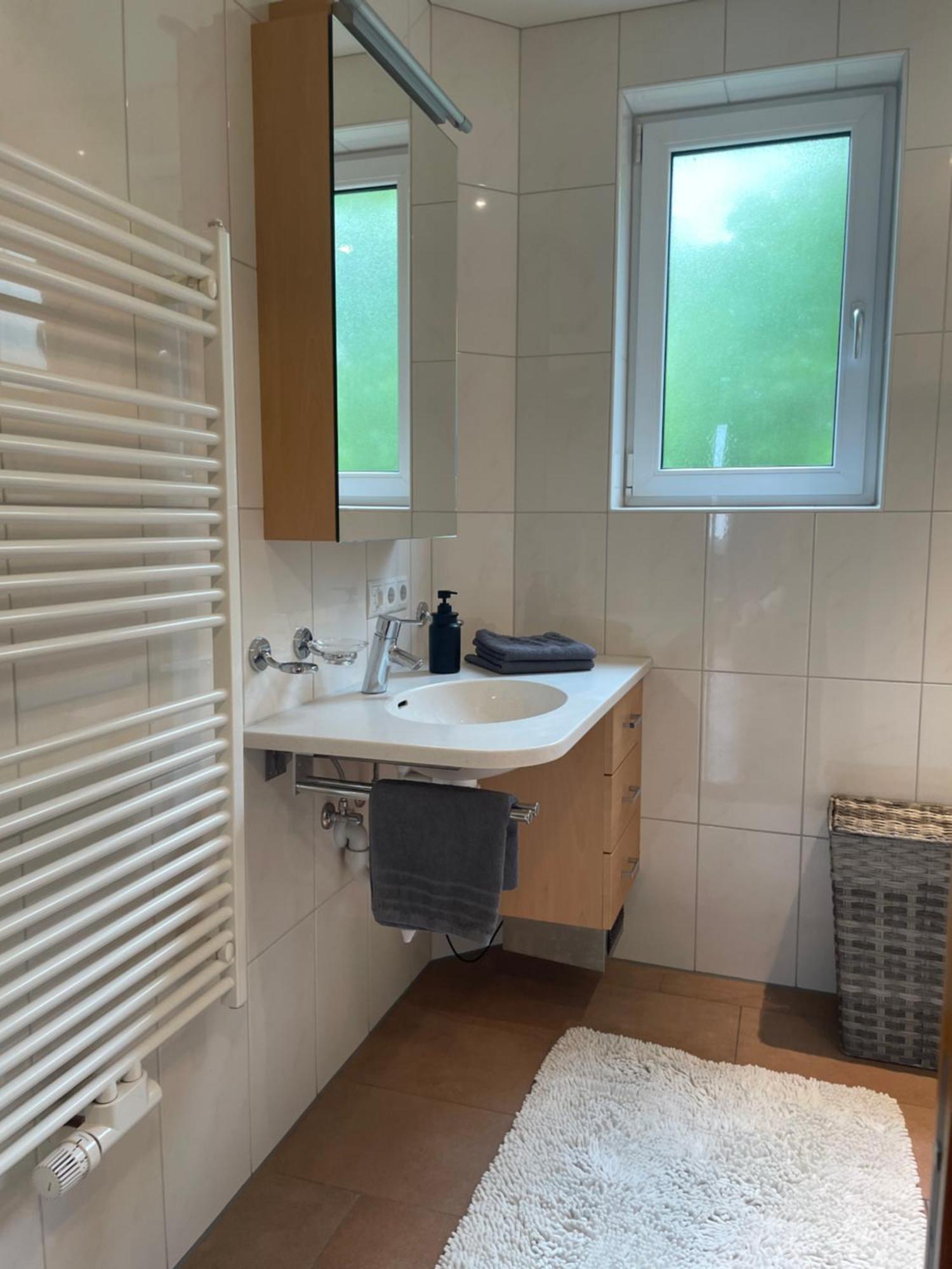 Crown Living Design Apartment - 2 Schlafzimmer - Kueche - Gratis Parkplatz - Abstellraum Fuer Fahrraeder/Ski Mader Eksteriør billede