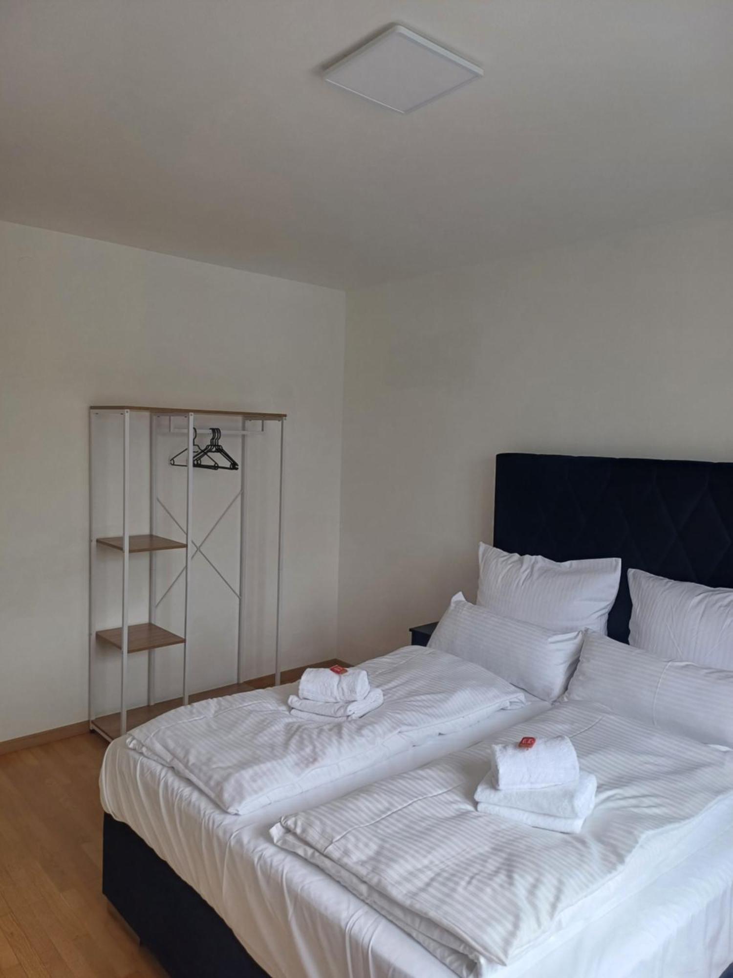 Crown Living Design Apartment - 2 Schlafzimmer - Kueche - Gratis Parkplatz - Abstellraum Fuer Fahrraeder/Ski Mader Eksteriør billede
