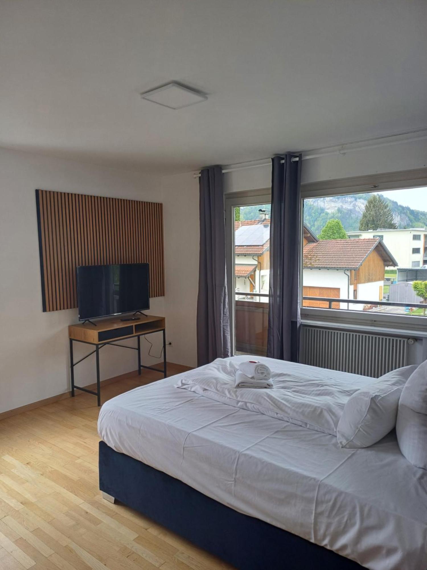 Crown Living Design Apartment - 2 Schlafzimmer - Kueche - Gratis Parkplatz - Abstellraum Fuer Fahrraeder/Ski Mader Eksteriør billede